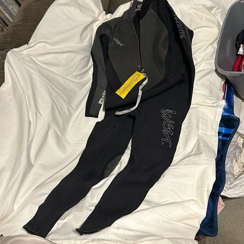 West surf/wet suit.Believe it women sm,don’t know. Check piks for measurements